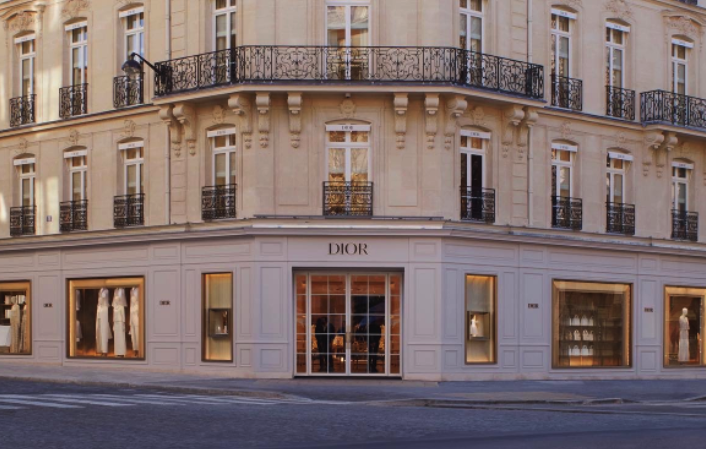 Получите стильный образ на официальном сайте Dior в Киеве